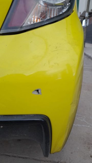 El vehículo atacado a balazos.