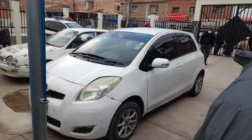 El auto blanco en el que estaban los atacantes.