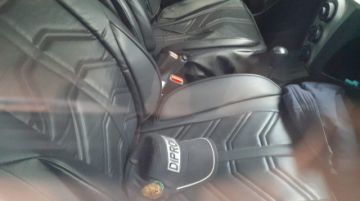 El auto blanco en el que estaban los atacantes.
