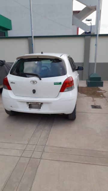 El auto blanco en el que estaban los atacantes.