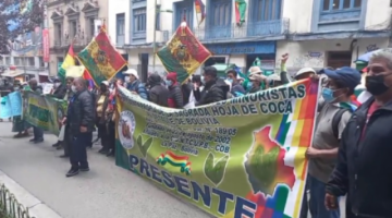 Comerciantes de coca marchan exigiendo anular 3.000 nuevas autorizaciones para la venta
