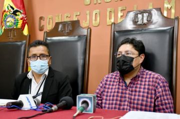 En la conferencia de prensa.