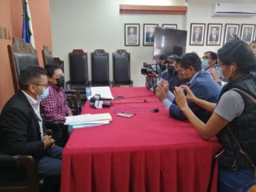 En la conferencia de prensa.