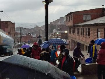 Hay filas por un poco de agua potable.