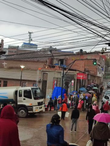 Hay filas por un poco de agua potable.