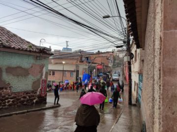 Hay filas por un poco de agua potable.