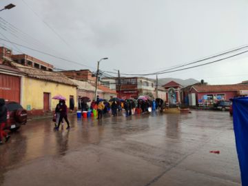 Hay filas por un poco de agua potable.