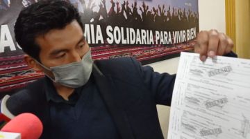 El presidente de la comisión muestra las fotocopias.