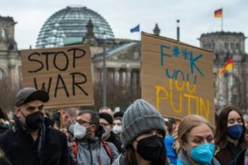 Miles de personas salen a las calles para pedir a Putin que detenga la "locura" de la guerra