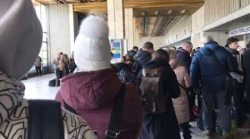 En primer día de ataque ruso reportan 137 muertos y 100.000 personas que intentan huir de Ucrania