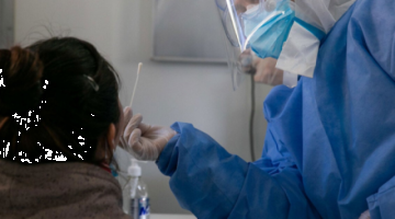 Aunque las muertes y contagios por Covid bajan en el mundo, expertos advierten que no es el fin de la pandemia