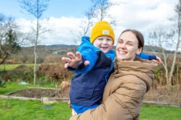 Tras huir de Ucrania, un niño de 5 años espera curar su leucemia en Irlanda