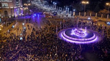 Las mujeres del mundo se manifiestan por sus derechos sin olvidarse de Ucrania
