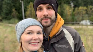 La pareja de ucranianos expulsados volverá este domingo y podrá ingresar al país