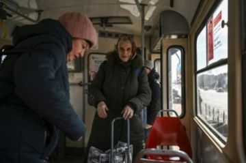 Un paseo en tranvía por la desértica capital ucraniana en tiempos de guerra