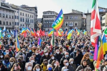 Miles de personas en Florencia para escuchar al presidente ucraniano Zelenski
