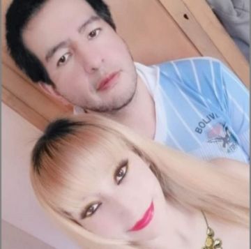 Otra fotografía con su víctima.