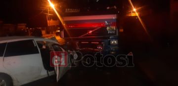  El vehículo pequeño se clavó en la parte delantera del camión F-12. La persona fallecida aún no fue identificada, de acuerdo con el reporte preliminar