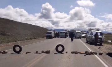 El bloqueo persiste hacia Desaguadero y la Gobernación dice que la doble vía es competencia del Gobierno