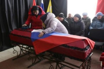 Un pueblo remoto de Siberia despide a su joven "patriota" muerto en Ucrania