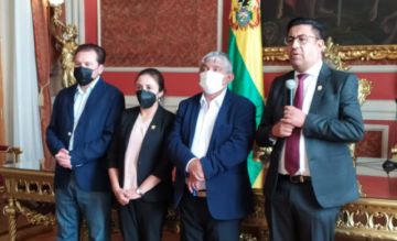 Alcalde Arias promulga ley para la exigencia del carnet de vacunación en La Paz