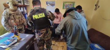 La Paz: Aprehenden a tres peruanos en un vehículo con 11 paquetes de droga