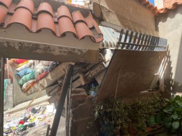De acuerdo con las imágenes, hay basura que quedó desparramada, mientras el motorizado impactó con la parte del garaje de la vivienda familia.