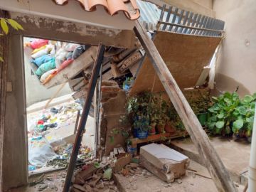 De acuerdo con las imágenes, hay basura que quedó desparramada, mientras el motorizado impactó con la parte del garaje de la vivienda familia.