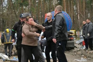 Una mujer llora a su hijo de 23 años, hallado en una fosa cerca de Kiev