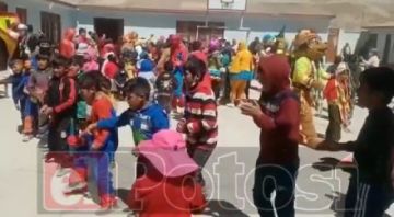 Agasajan a niños de la mina Robertito del Cerro Rico de Potosí
