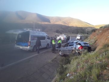 Colisión de vehículos deja al menos seis personas heridas