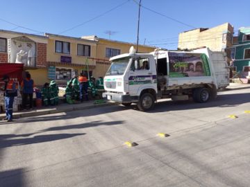 A lo largo del recorrido, principalmente mistura era arrojada en las imágenes que recorrieron el centro de la ciudad.