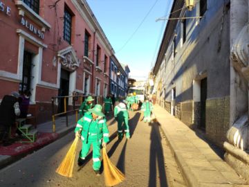 A lo largo del recorrido, principalmente mistura era arrojada en las imágenes que recorrieron el centro de la ciudad.