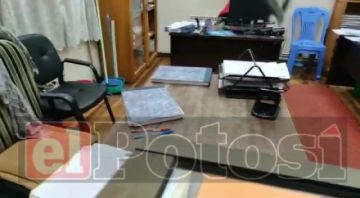 Visita de la prensa evidencia escritorios vacíos en la Gobernación