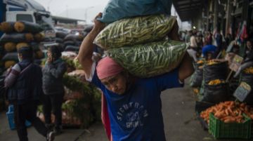 "Comer arroz con huevo es un lujo": las alzas de precios angustian a los peruanos