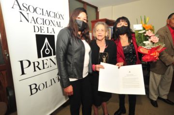 Con más de 50 años en permanente campaña a favor de privados de libertad por sus ideas, recibió la maciza estatuilla de bronce y una Resolución de la Asamblea