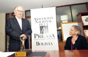 Con más de 50 años en permanente campaña a favor de privados de libertad por sus ideas, recibió la maciza estatuilla de bronce y una Resolución de la Asamblea