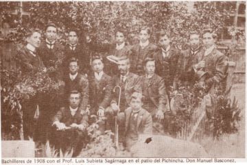 Bachilleres del año 1908 con el Profesor Luis Subieta Sagárnaga en el patio del Pichincha.