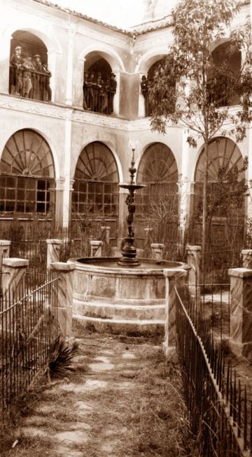 Convento de Belén que data del siglo XVIII, año 1753, donde actualmente es el Colegio Nacional Pichincha.