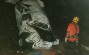 Mueren tres personas por embarrancamiento en el camino Caranavi-La Paz