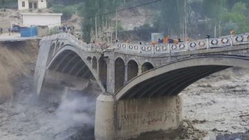 Inundación repentina provoca derrumbe de un puente en el norte de Pakistán