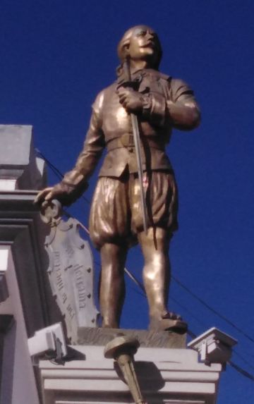 Un acercamiento a la estatua de la plaza Alonso de Ibañez.