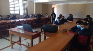 En la jornada de este lunes estaban en la escuela Divino Maestro para enseñar a los estudiantes, en cada curso, el proceso de selección de la basura 
