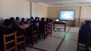 En la jornada de este lunes estaban en la escuela Divino Maestro para enseñar a los estudiantes, en cada curso, el proceso de selección de la basura 