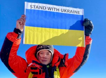 Una bandera ucraniana llega a la cima del Everest