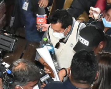 Max Mendoza llega aprehendido a La Paz y permanecerá en celdas de la FELCC