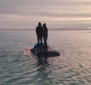 Las dos personas fueron salvadas por el personal de seguridad que resguarda la seguridad de los turistas