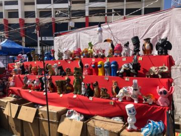 Los artesanos muestran con orgullo sus creaciones.