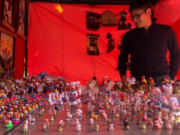 Los artesanos muestran con orgullo sus creaciones.