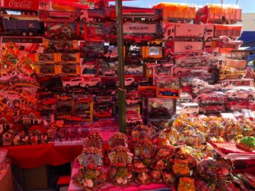 Los artesanos muestran con orgullo sus creaciones.
